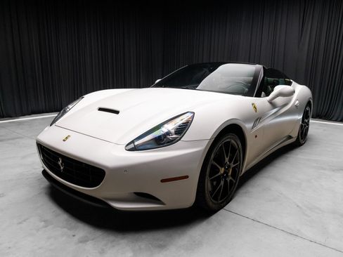 Used 2013 Ferrari California RWD image 9