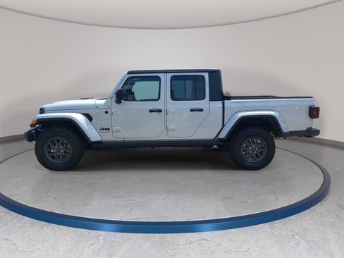 Used 2024 Jeep Gladiator Sport AWD/4WD image 8