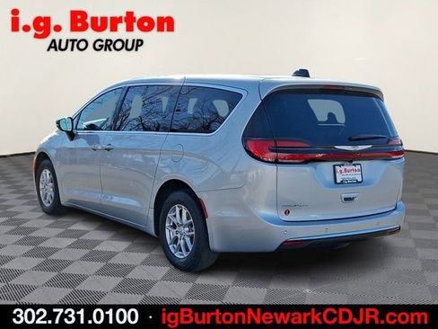 New 2026 Chrysler Pacifica Select image 3