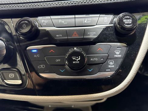 Used 2023 Chrysler Pacifica Touring-L w/ Uconnect Theater Family Group FWD image 38