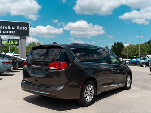 Used 2019 Chrysler Pacifica Touring-L FWD image 4