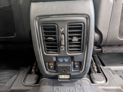 Used 2019 Jeep Grand Cherokee Limited w/ Luxury Group II AWD/4WD image 39