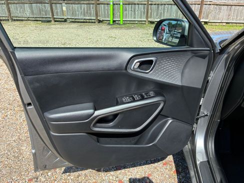 Used 2025 Kia Soul LX w/ LX Technology Package FWD image 15
