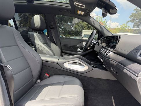 Used 2025 Mercedes-Benz GLS 450 4MATIC image 32