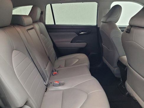 Used 2020 Toyota Highlander XLE image 19