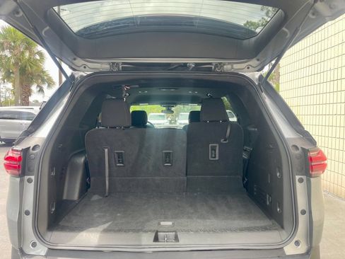 Used 2023 Chevrolet Traverse LT FWD image 5