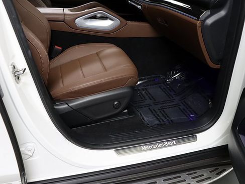 Used 2024 Mercedes-Benz GLE 350 4MATIC w/ Driver Assistance Package image 38