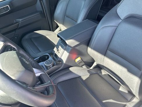 Used 2025 Ford Bronco Badlands image 10