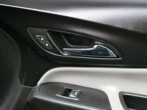 Used 2019 Chevrolet Equinox LS w/ LS Convenience Package FWD image 9