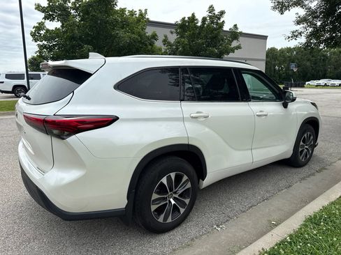 Used 2021 Toyota Highlander XLE AWD/4WD image 5