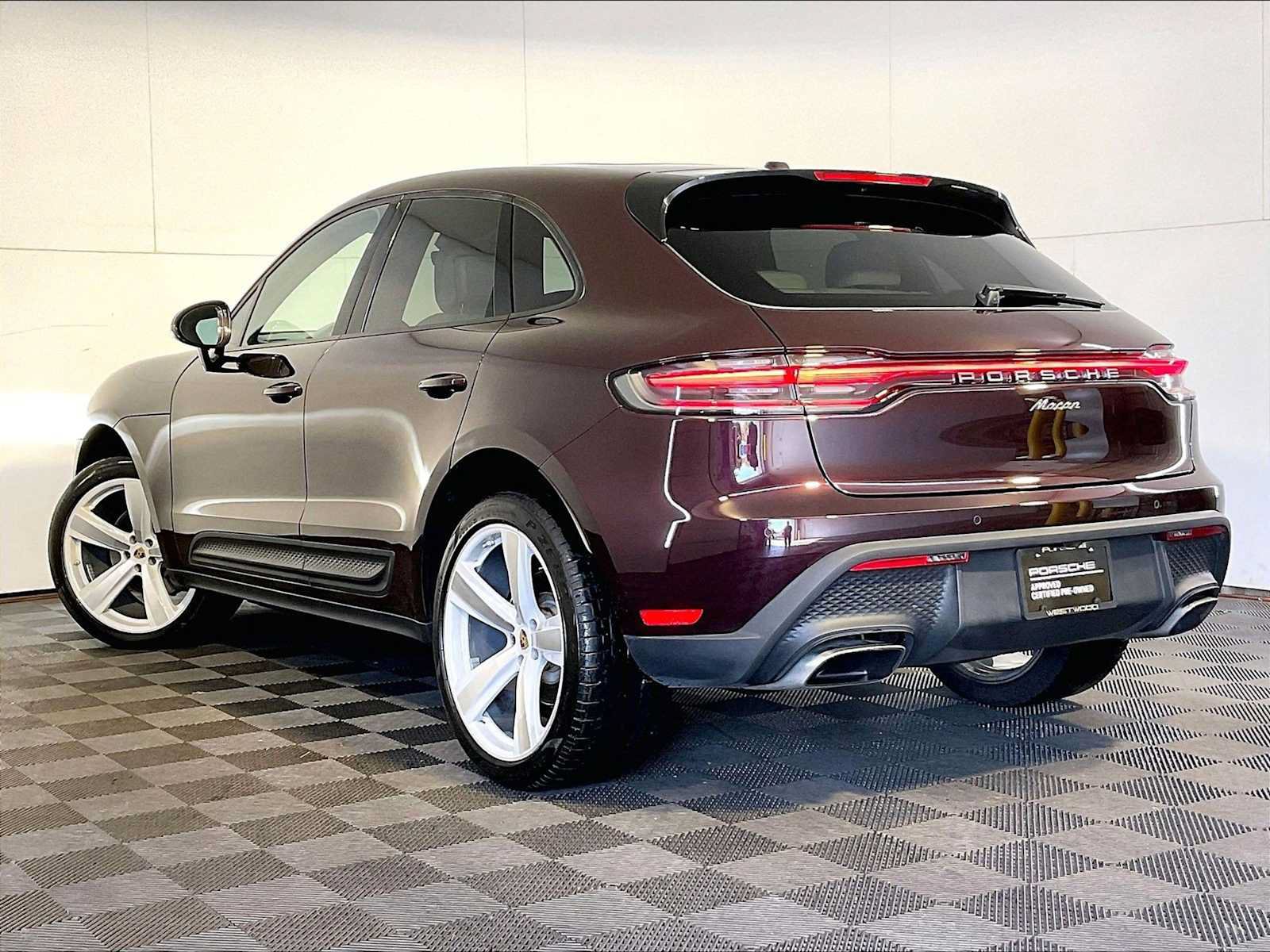 Certified 2024 Porsche Macan AWD/4WD image 3
