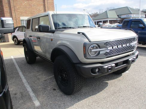 New 2026 Ford Bronco Badlands w/ Sasquatch Package AWD/4WD image 1