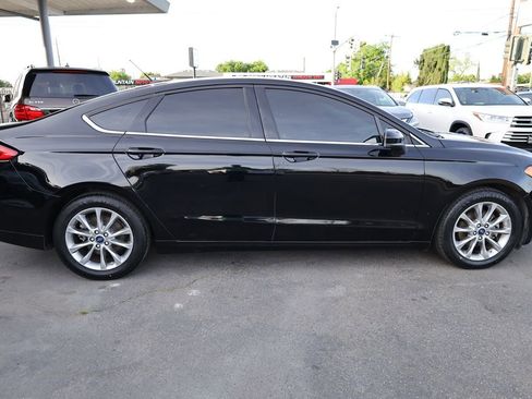 Used 2017 Ford Fusion SE w/ Fusion SE Technology Package FWD image 8