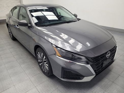 Used 2025 Nissan Altima 2.5 SV FWD image 13