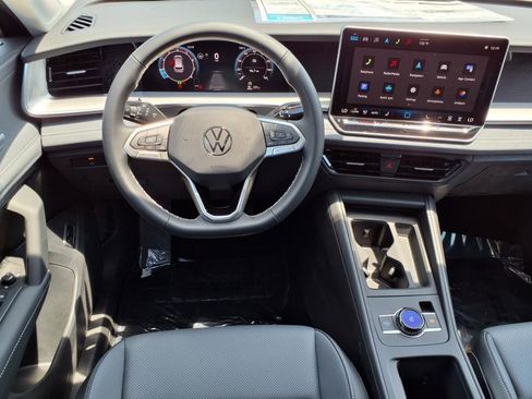 New 2025 Volkswagen Tiguan SE image 13