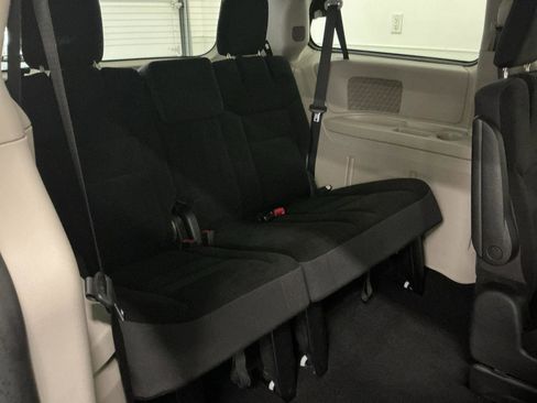Used 2019 Dodge Grand Caravan SE w/ UConnect Hands-Free Group FWD image 12
