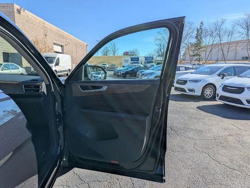 Used 2025 Volkswagen Atlas SE image 30