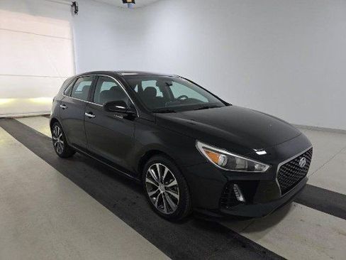 Used 2018 Hyundai Elantra GT image 3