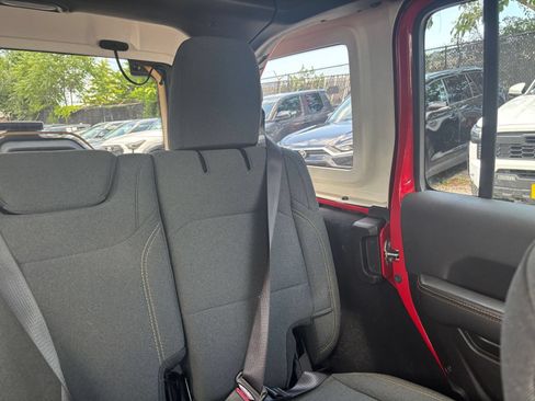 Used 2025 Jeep Wrangler Unlimited Sahara AWD/4WD image 32