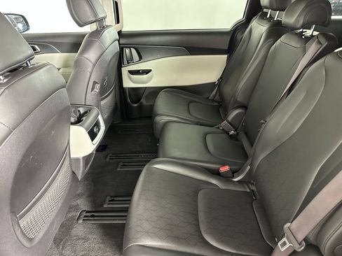 Used 2023 Kia Carnival LX FWD image 25