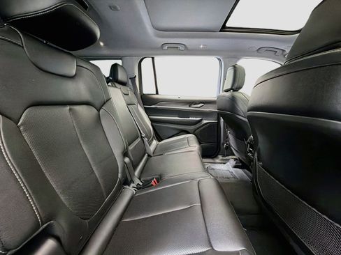 Used 2023 Jeep Grand Cherokee L Limited w/ Luxury Tech Group II AWD/4WD image 19