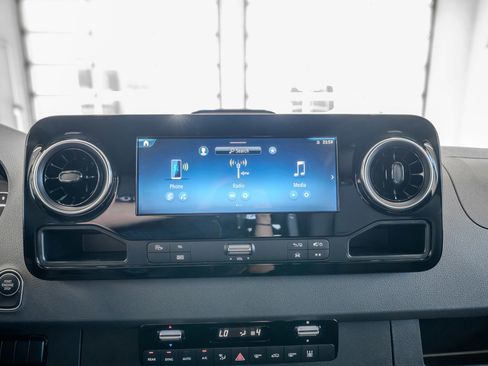 Used 2025 Mercedes-Benz Sprinter 2500 image 20