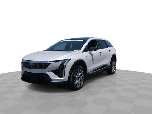 Certified 2025 Cadillac Optiq Luxury 2 w/ LPO, Floor Liner Package AWD/4WD image 4