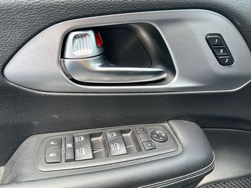 Used 2021 Chrysler Pacifica Touring-L w/ Uconnect Theater Family Group FWD image 15