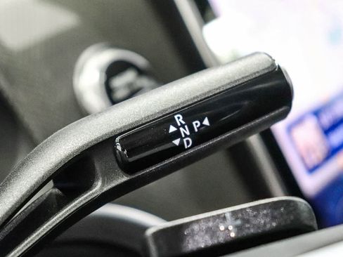Used 2025 Mercedes-Benz GLC 350e 4MATIC image 19