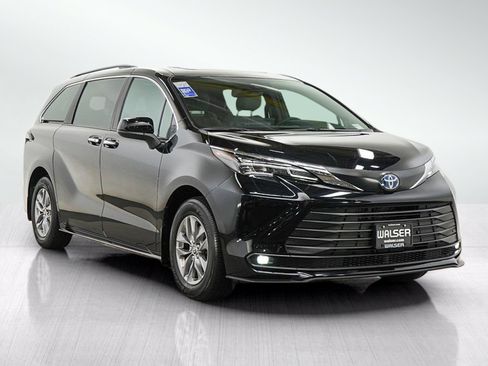 Used 2025 Toyota Sienna XLE w/ XLE Plus Package AWD/4WD image 7