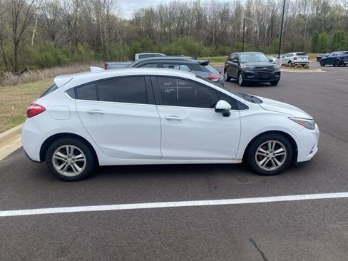 Used 2018 Chevrolet Cruze LT w/ Convenience Package image 4