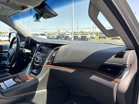 Used 2018 Cadillac Escalade ESV Premium Luxury AWD/4WD image 19