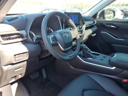 New 2026 Toyota Highlander XLE image 16