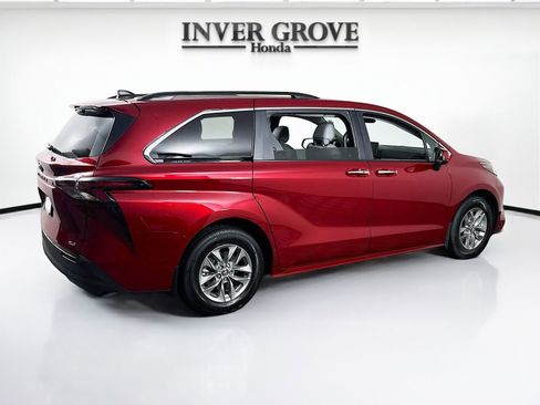 Used 2025 Toyota Sienna XLE w/ XLE Plus Package AWD/4WD image 5