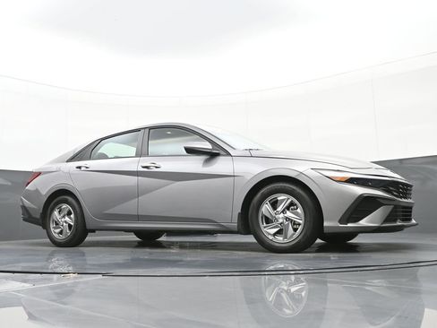 Certified 2025 Hyundai Elantra SE image 40