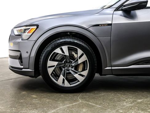 Used 2022 Audi e-tron Premium w/ Convenience Plus Package image 11