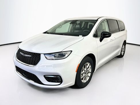 Used 2024 Chrysler Pacifica Touring-L FWD image 3