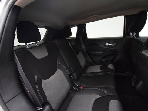 Used 2016 Jeep Cherokee Sport FWD image 18