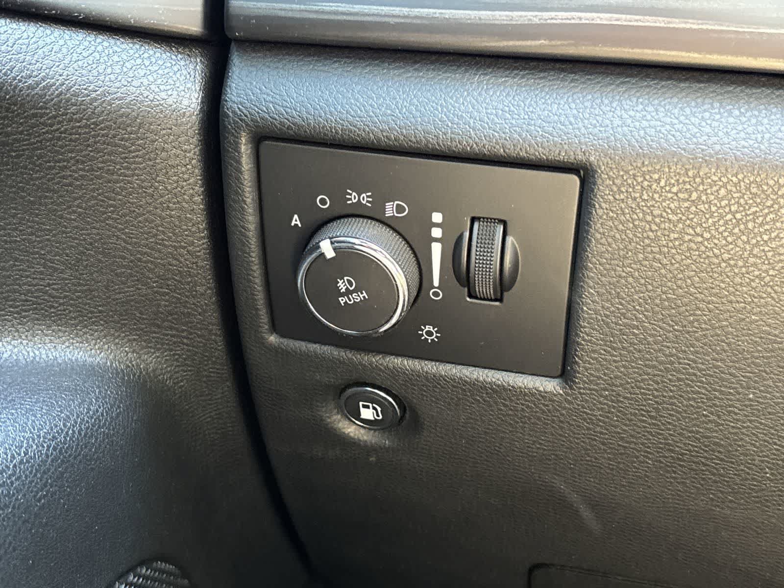 Used 2022 Jeep Grand Cherokee Laredo X AWD/4WD image 8