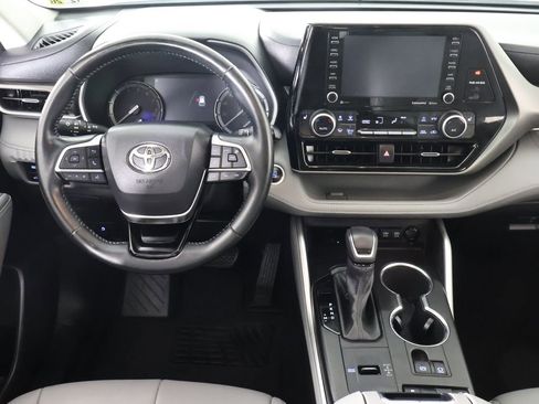 Used 2021 Toyota Highlander XLE image 8