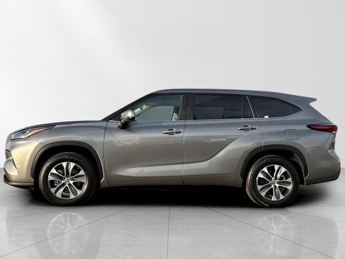 Used 2025 Toyota Highlander XLE image 7
