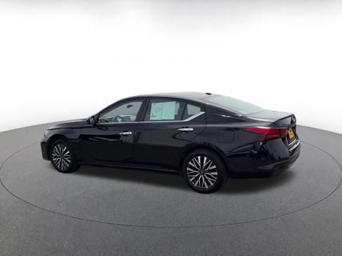 Used 2025 Nissan Altima 2.5 SV FWD image 10