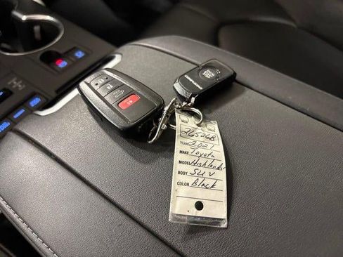 Used 2021 Toyota Highlander XLE AWD/4WD image 31