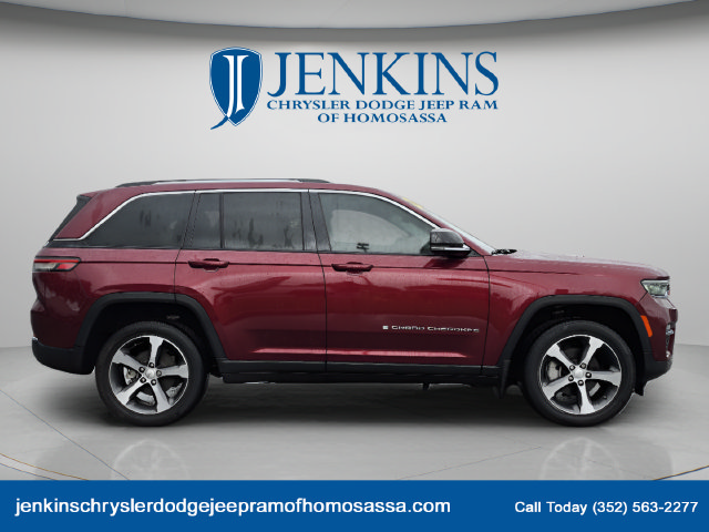 Used 2023 Jeep Grand Cherokee Limited w/ Luxury Tech Group II RWD image 3