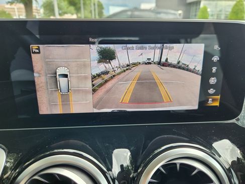 Used 2021 Mercedes-Benz GLB 250 image 17