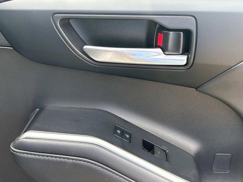 Used 2023 Toyota Highlander XLE FWD image 20