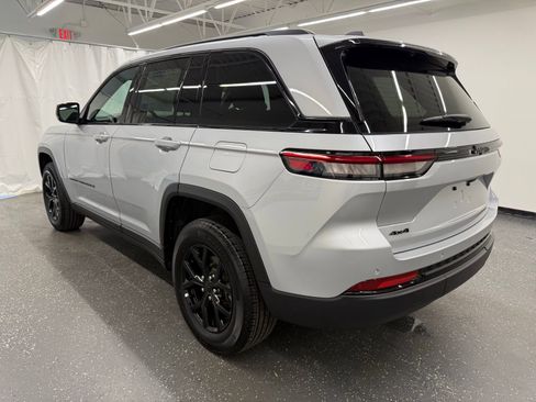 Used 2025 Jeep Grand Cherokee Altitude AWD/4WD image 3