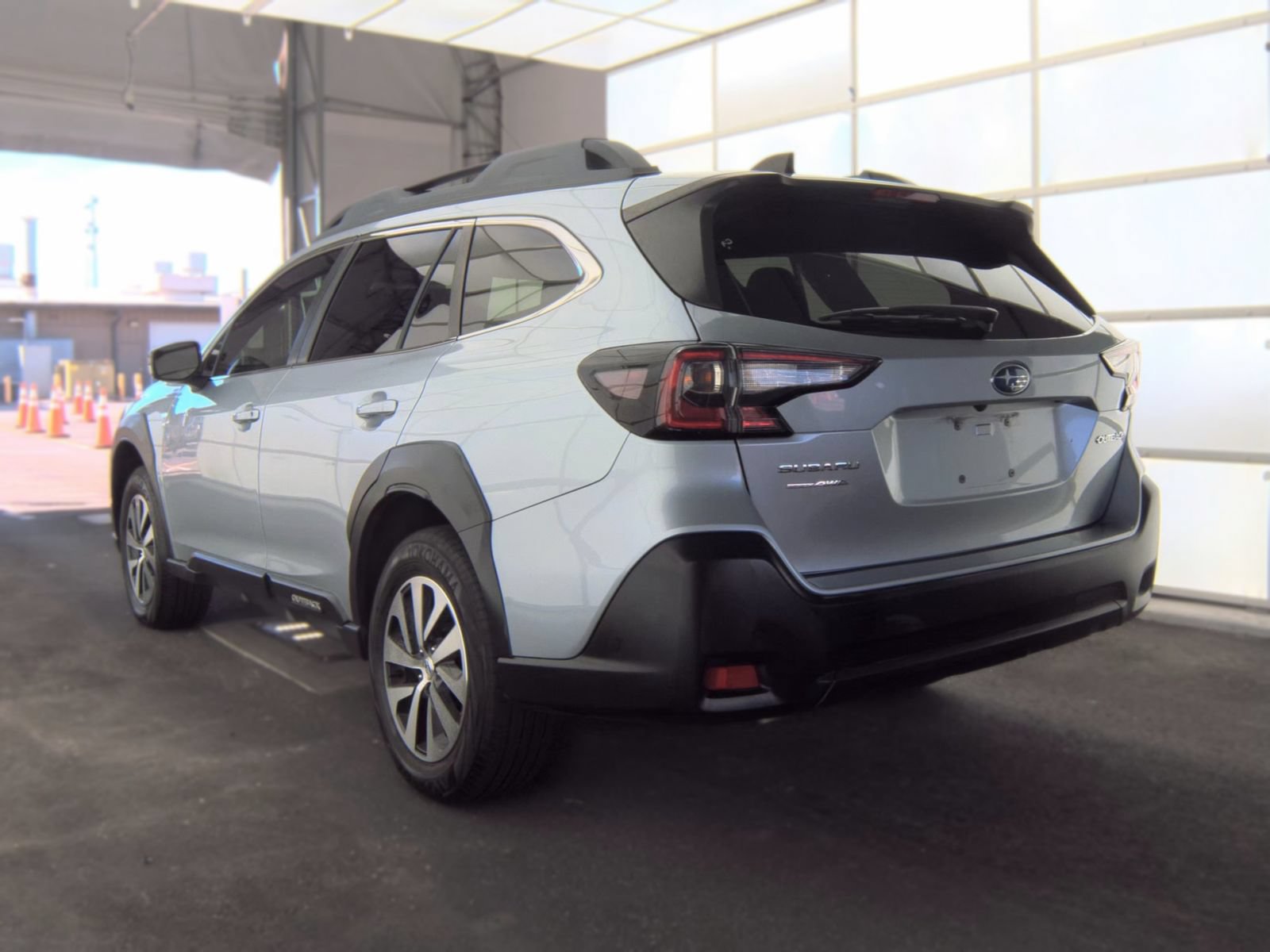 Used 2023 Subaru Outback Premium AWD/4WD image 3