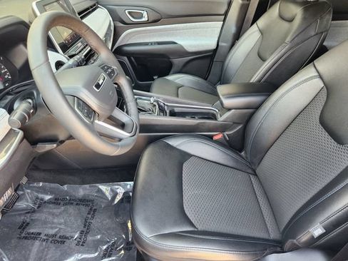 Used 2025 Jeep Compass Latitude AWD/4WD image 3