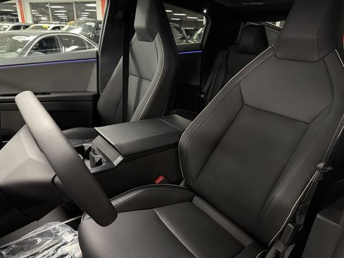 Used 2025 Tesla Cybertruck AWD Crew Cab image 41